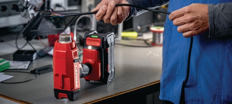 NHG 6-22 Batteridriven värmepistol Kraftfull batteridriven värmepistol med snabb uppvärmning och högt luftflöde för kabelavslutningar, rörböjning och värmekrympningar (Nuron plattform) Användningsområden 1