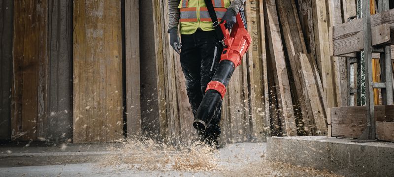 NBL 6-22 Sladdlös fläkt Kraftfull lövblås på arbetsplatsen för att rensa bort skräp på arbetsplatsen och förbereda arbetsytor (Nurons batteriplattform) Användningsområden 1